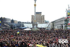 22 февраля 2014 г. На площадь один за другим везли гробы с расстрелянными активистами. Майдан под звуки песни "Пливе кача" прощался с героями Небесной сотни