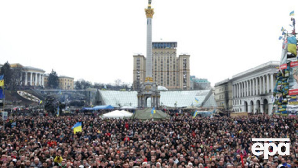 22 февраля 2014 г. На площадь один за другим везли гробы с расстрелянными активистами. Майдан под звуки песни "Пливе кача" прощался с героями Небесной сотни