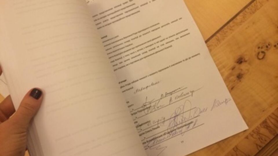 Соглашение было подписано всеми избранными политическими силами, кроме Оппозиционного блока