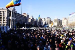 Люди пришли почтить память погибших активистов