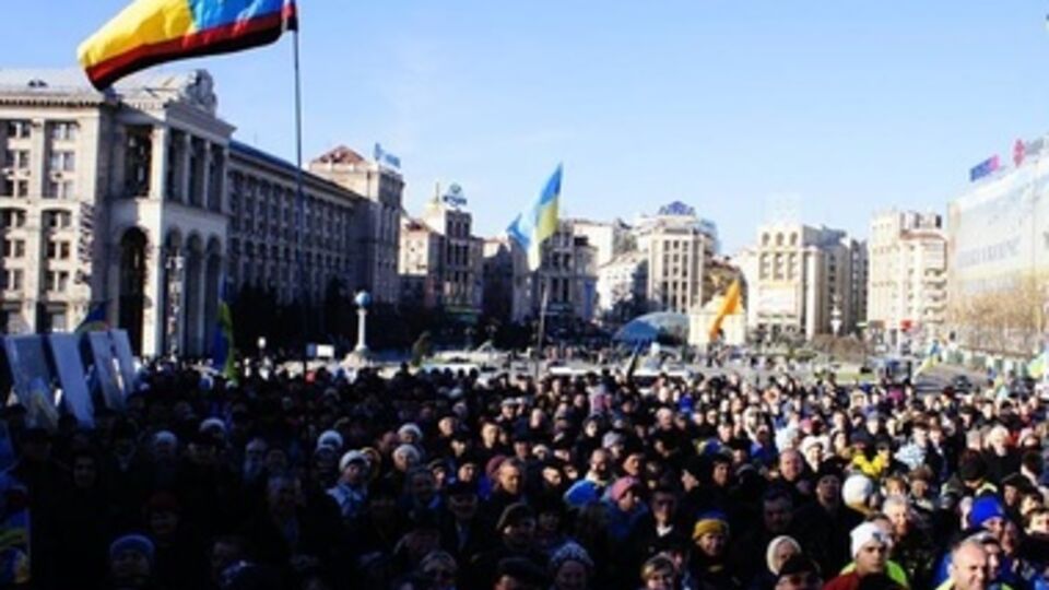 Люди пришли почтить память погибших активистов