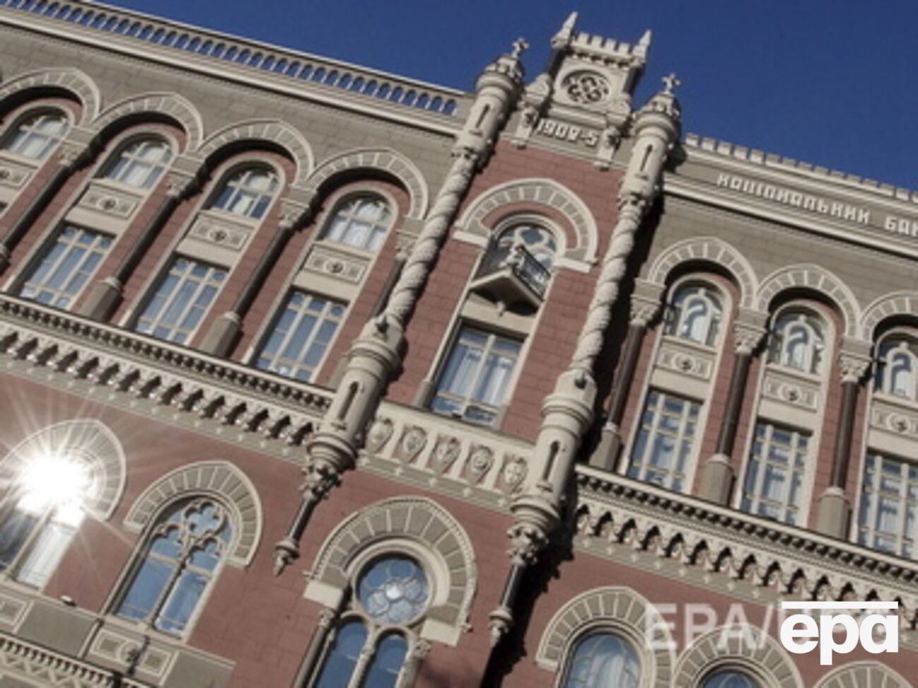 Нацбанк продлил до 2 декабря действие требования о продаже валютной выручки