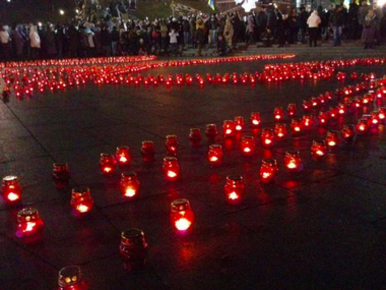 На Майдане зажгли свечи памяти