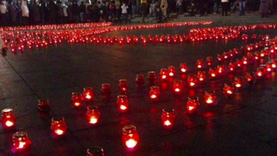 На Майдане зажгли свечи памяти