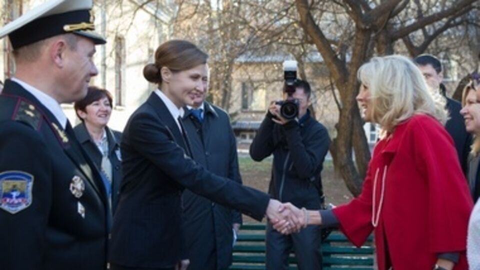 Жены Байдена и Порошенко обсудили вопрос взаимодействия неправительственных организаций США с украинскими волонтерами