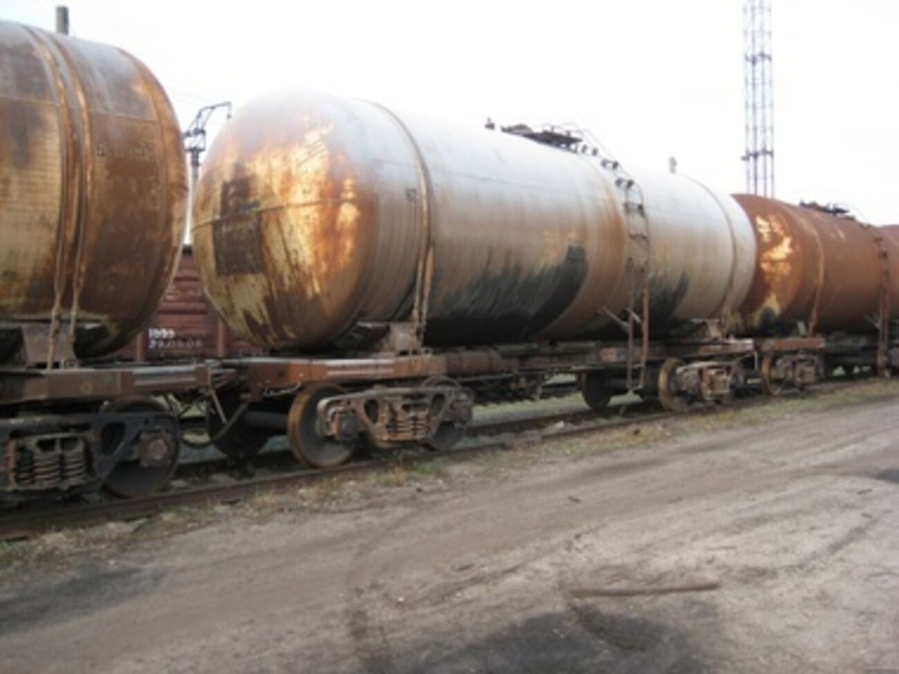 По данным СМИ, взрыв произошел в районе аэропорта на железной дороге