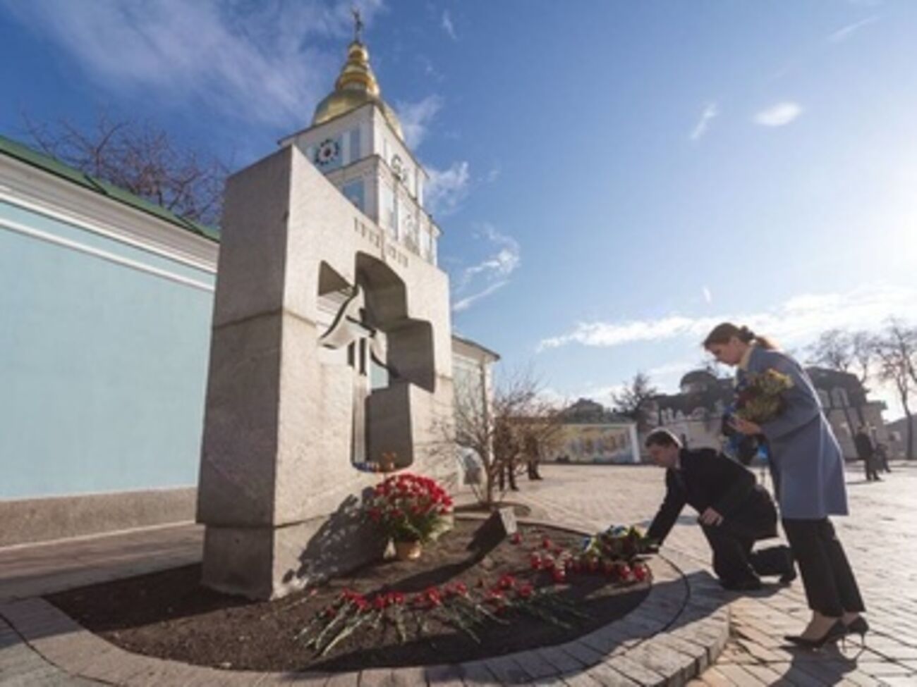 Порошенко с женой положили цветы возле мемориала жертв Голодомора