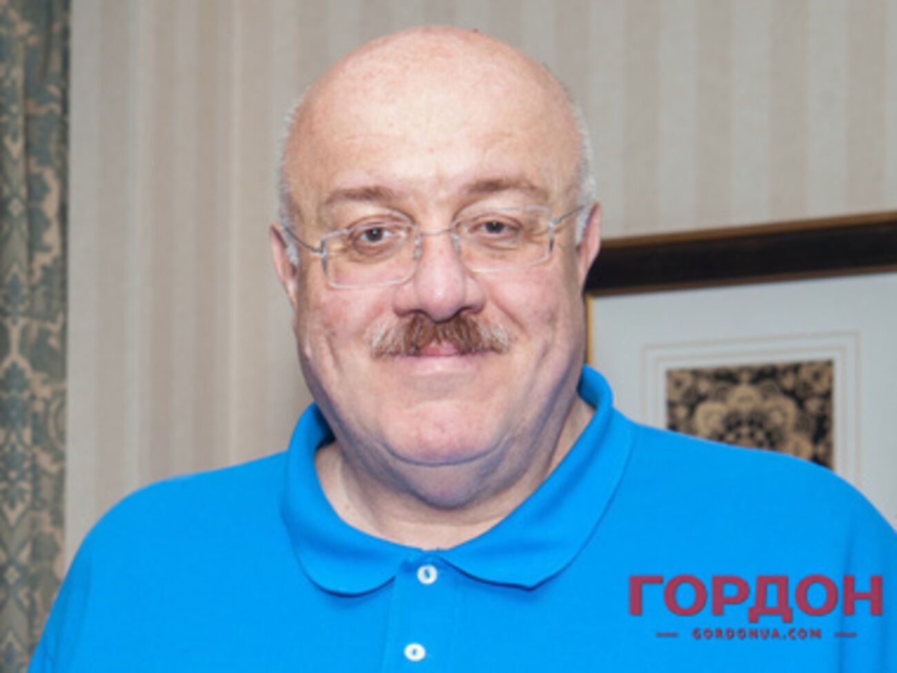 Сотни людей приходят проститься с Бендукидзе