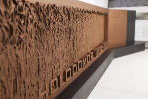 Это будет рельефная бронзовая скульптура дизайнера Ларисы Курилас в виде пшеничного поля