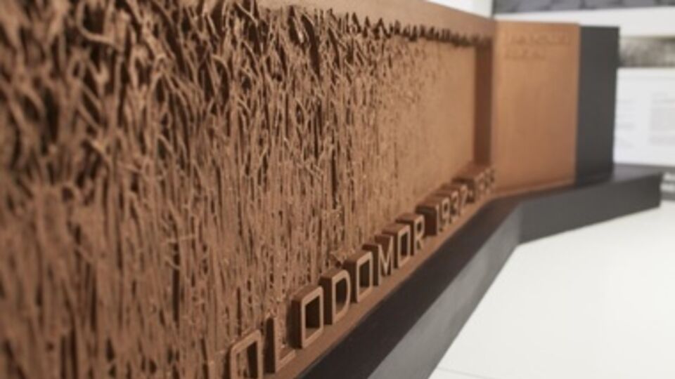 Это будет рельефная бронзовая скульптура дизайнера Ларисы Курилас в виде пшеничного поля