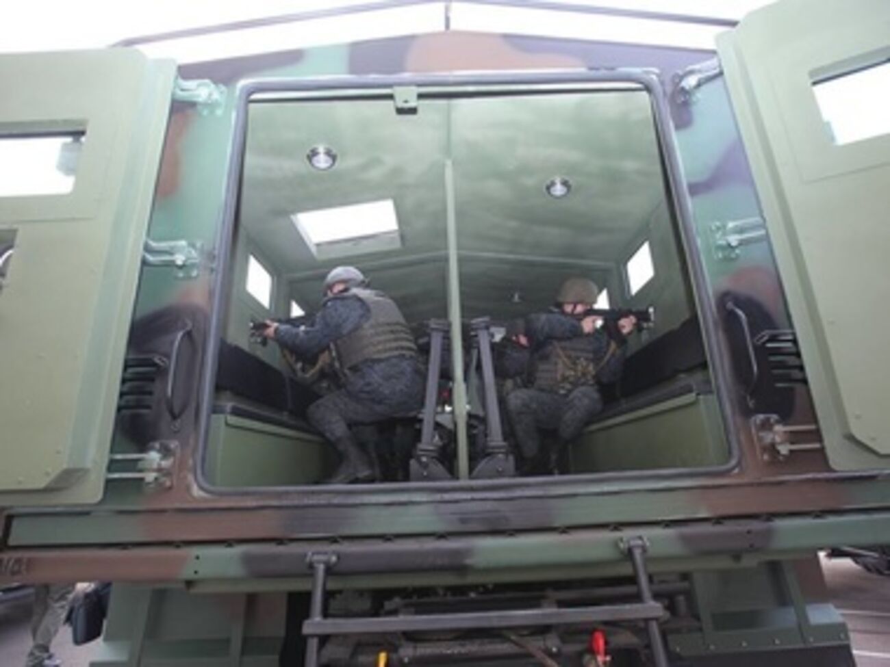 Бронеавтомобиль Raptor можно использовать как стационарный блокпост