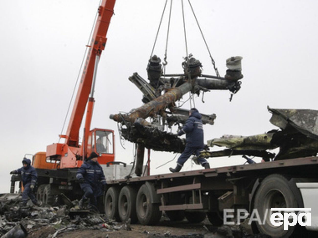 Обломки погрузили в 12 грузовых вагонов