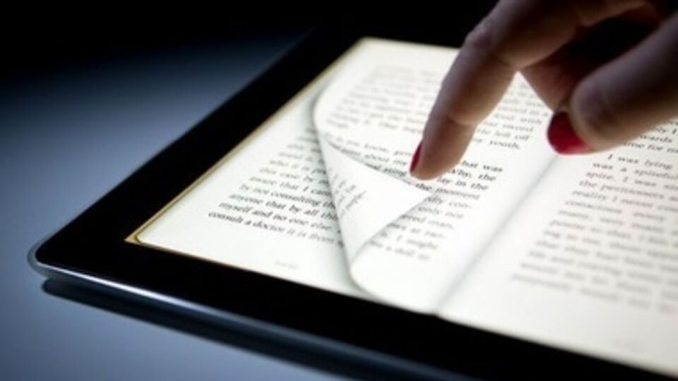 Apple и издатели решили поднять цены на электронные книги, чтобы вытеснить с этого рынка интернет-компанию Amazon