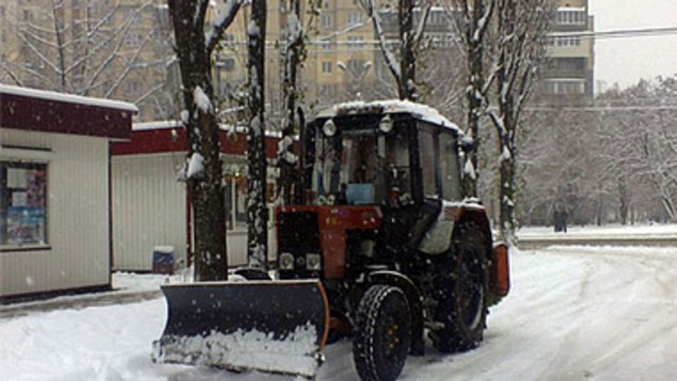 В Киеве активно убирают снег
