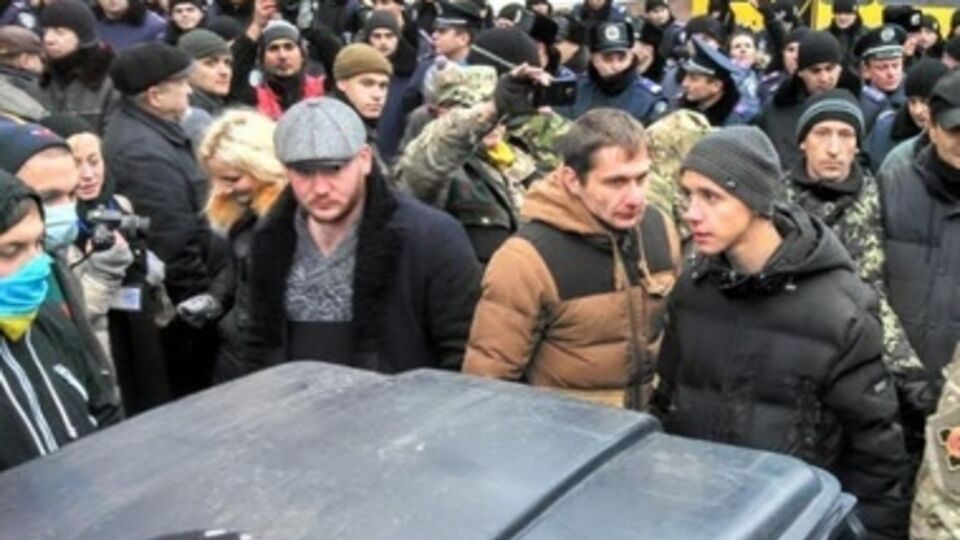 Активисты требуют люстрации