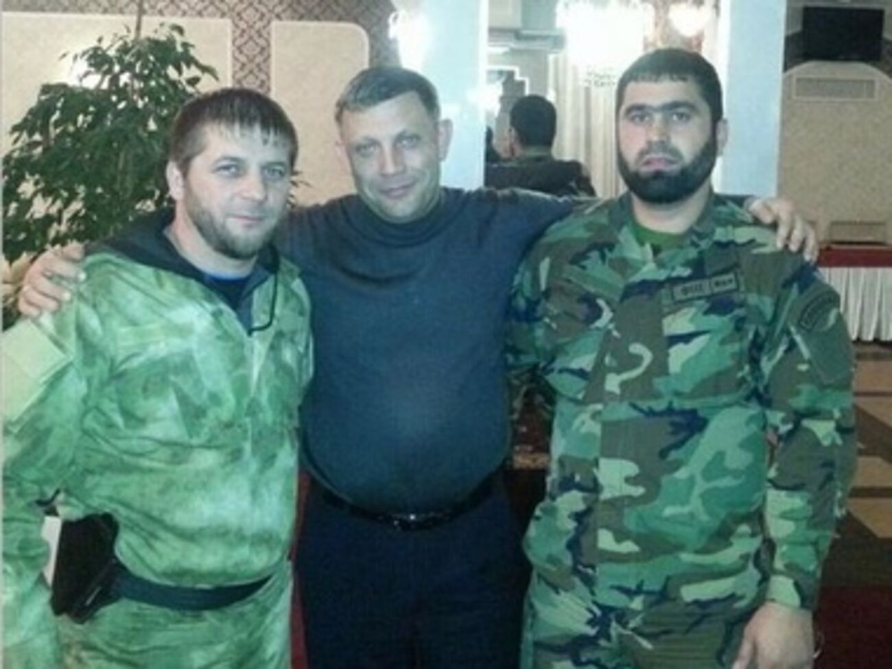 На одной из фотографий рядом с боевиками стоит глава "ДНР" Александр Захарченко
