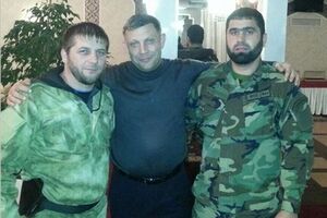 На одной из фотографий рядом с боевиками стоит глава "ДНР" Александр Захарченко