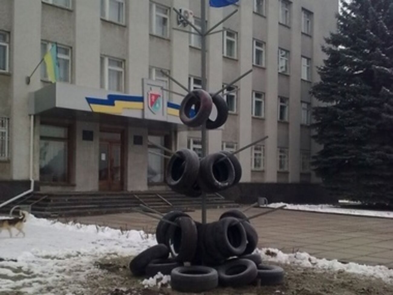 Елка стоит возле РГА