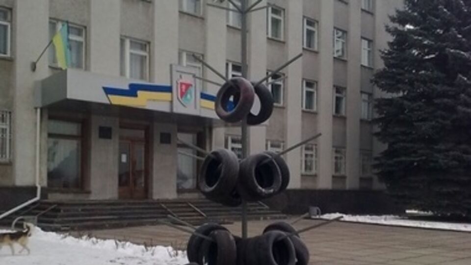 Елка стоит возле РГА