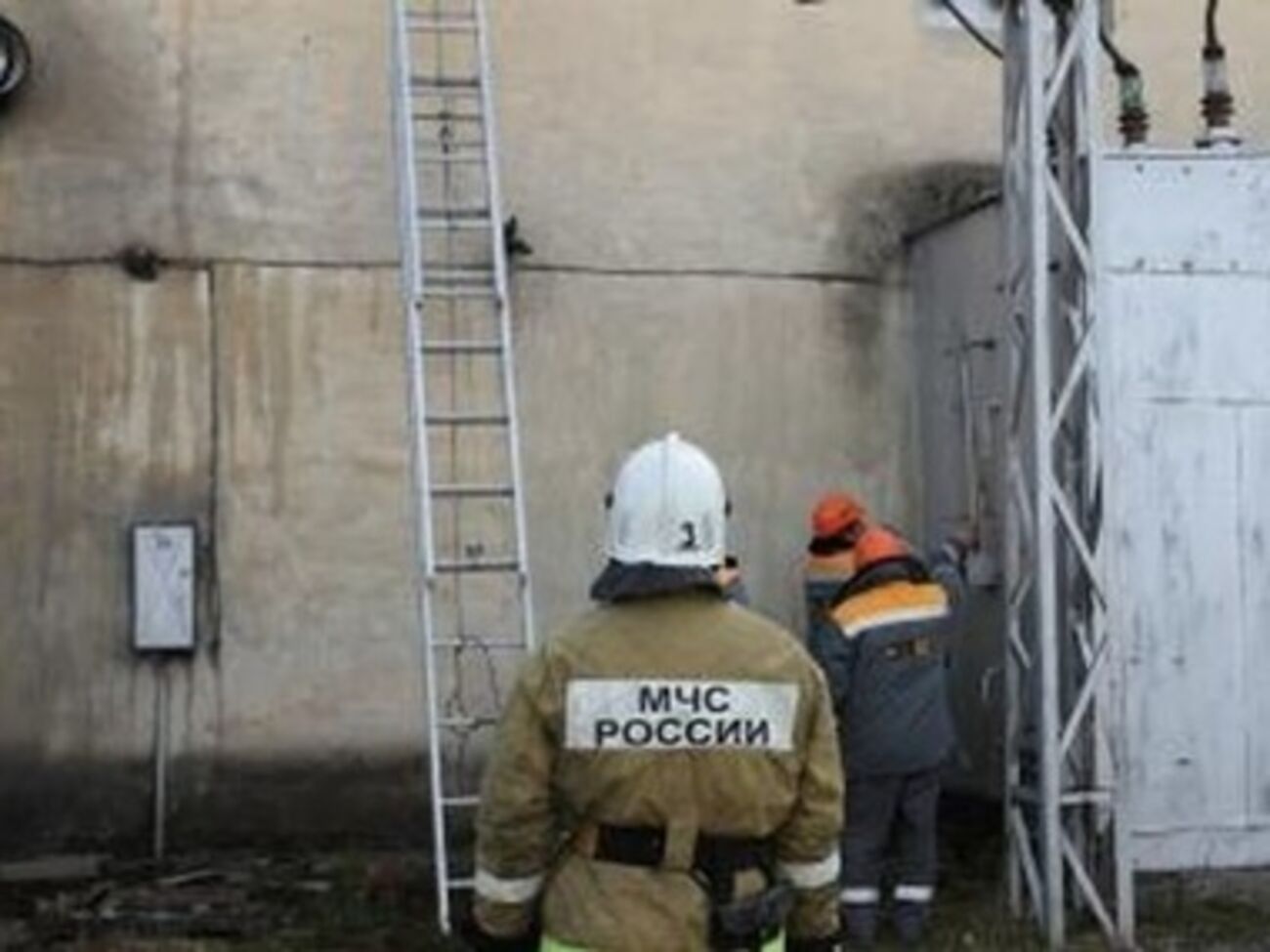 Электрики работают над исправлением последствий пожара