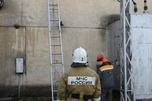 Электрики работают над исправлением последствий пожара