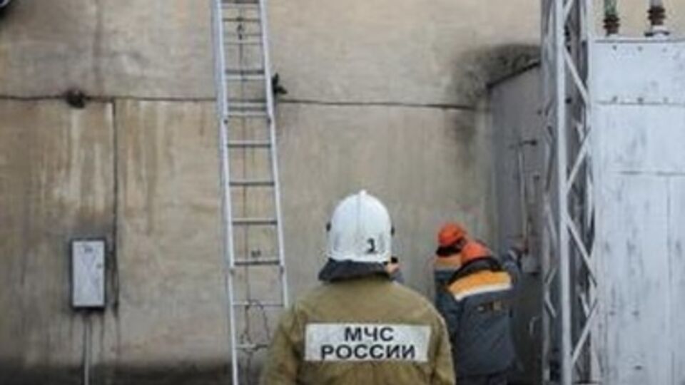 Электрики работают над исправлением последствий пожара