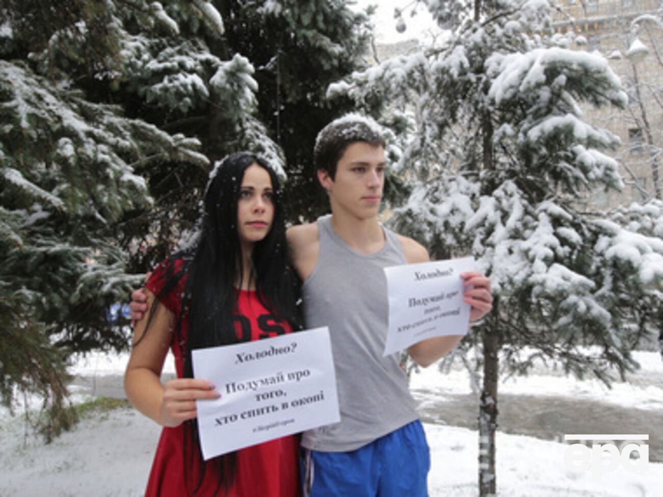 Согрей солдата. Активисты разделись на морозе с призывом улучшить обеспечение сил АТО. Фоторепортаж