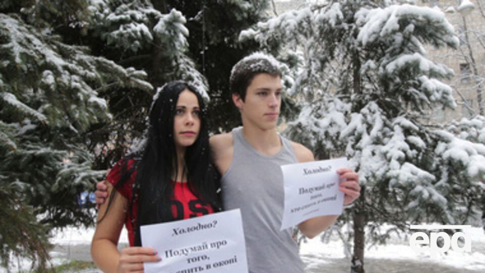 Согрей солдата. Активисты разделись на морозе с призывом улучшить обеспечение сил АТО. Фоторепортаж