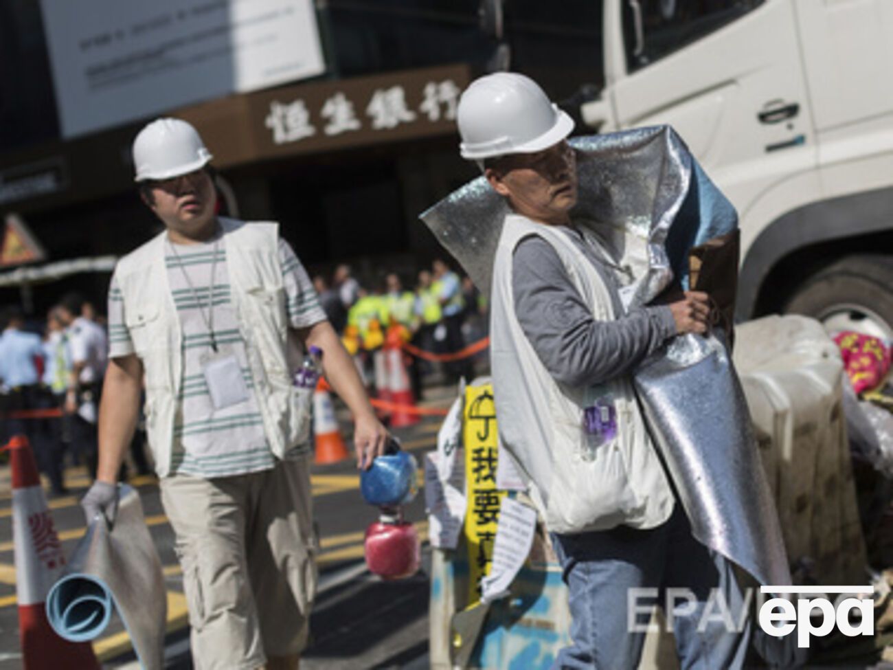 Баррикады на улицах Гонконга начали убирать