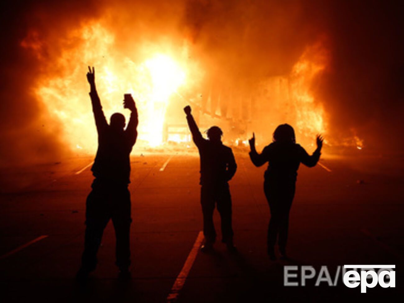 В американском Фергюсоне вспыхнули массовые беспорядки. Фоторепортаж