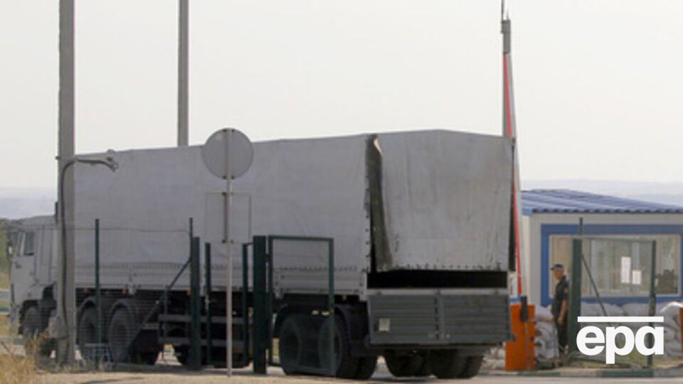 По данным российских властей, сегодня уже началась загрузка грузовиков