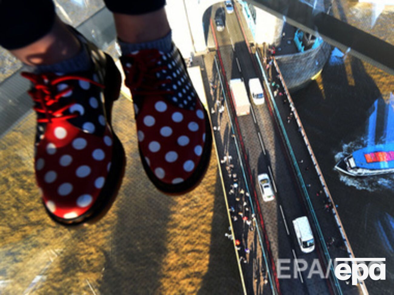 Основная толща пола уцелела