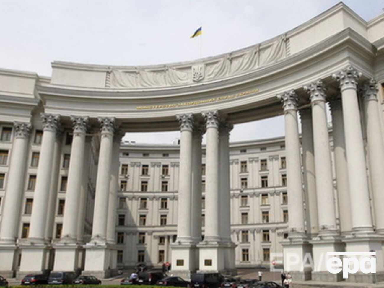 В МИД заявляют, что Россия продолжает стягивать войска на Донбасс