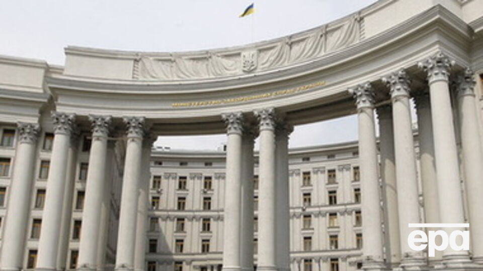 В МИД заявляют, что Россия продолжает стягивать войска на Донбасс