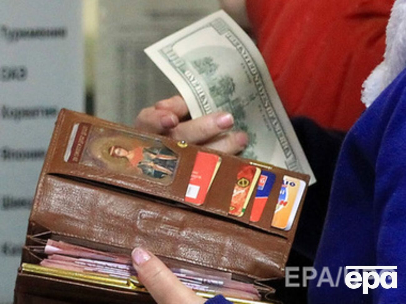 Гривна набирает позиции