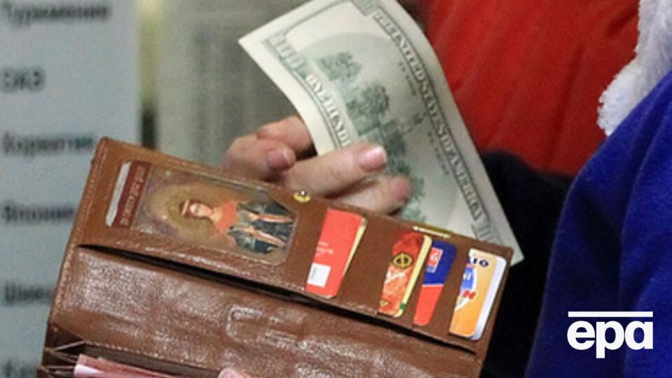 Гривна набирает позиции