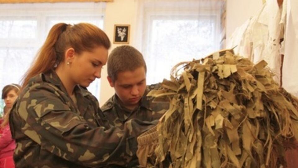 Львовские школьники изготавливают маскировку для бойцов АТО. Фоторепортаж
