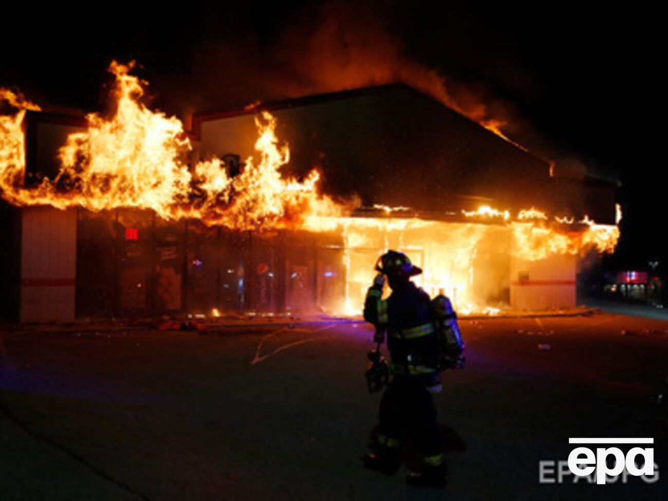 Кризис в Америке это свидетельство того, что страна живет и в ней обостряются противоречия, считает Дмитрий Быков