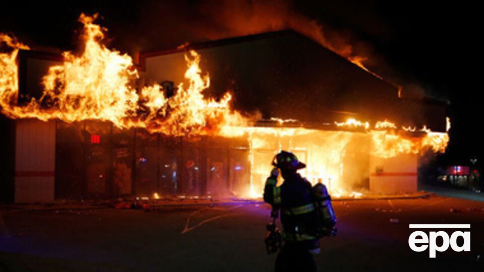 Кризис в Америке это свидетельство того, что страна живет и в ней обостряются противоречия, считает Дмитрий Быков