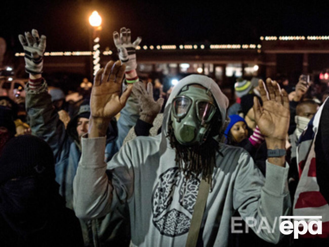 Протестующие в Фергюсоне дают отпор полиции