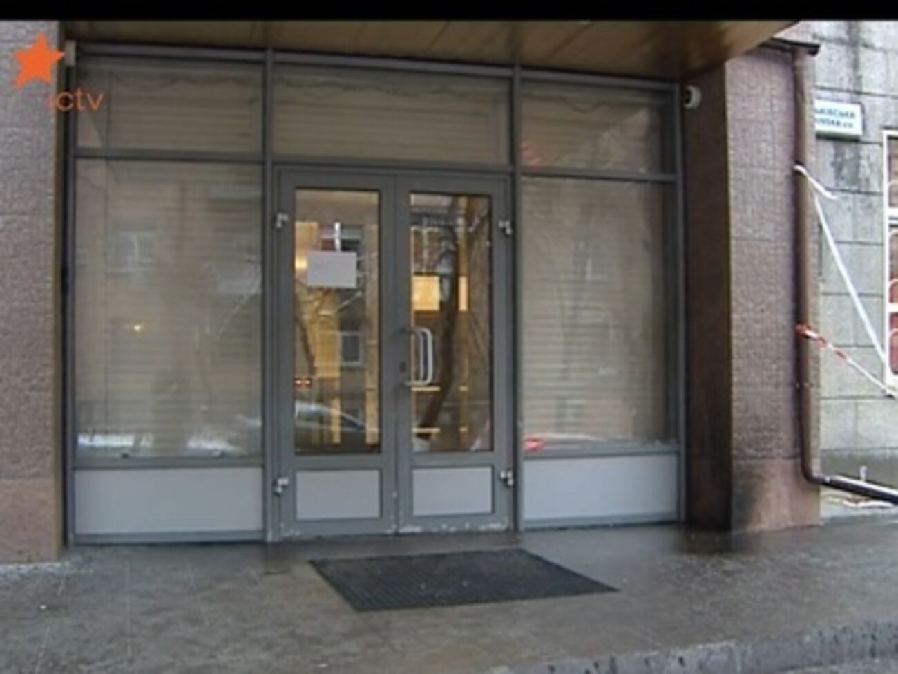 Результат нападения &ndash; два разбитых окна и отколотая плитка