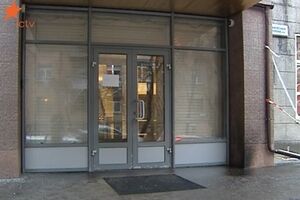 Результат нападения – два разбитых окна и отколотая плитка
