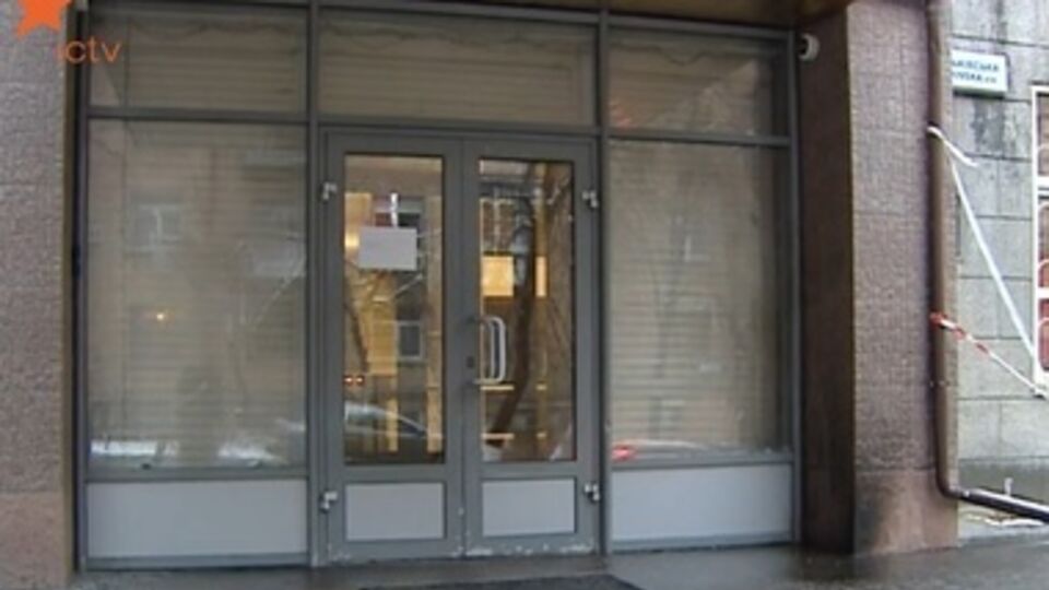 Результат нападения – два разбитых окна и отколотая плитка