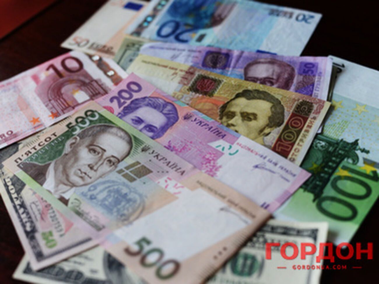 Гривна немного ослабила свои позиции