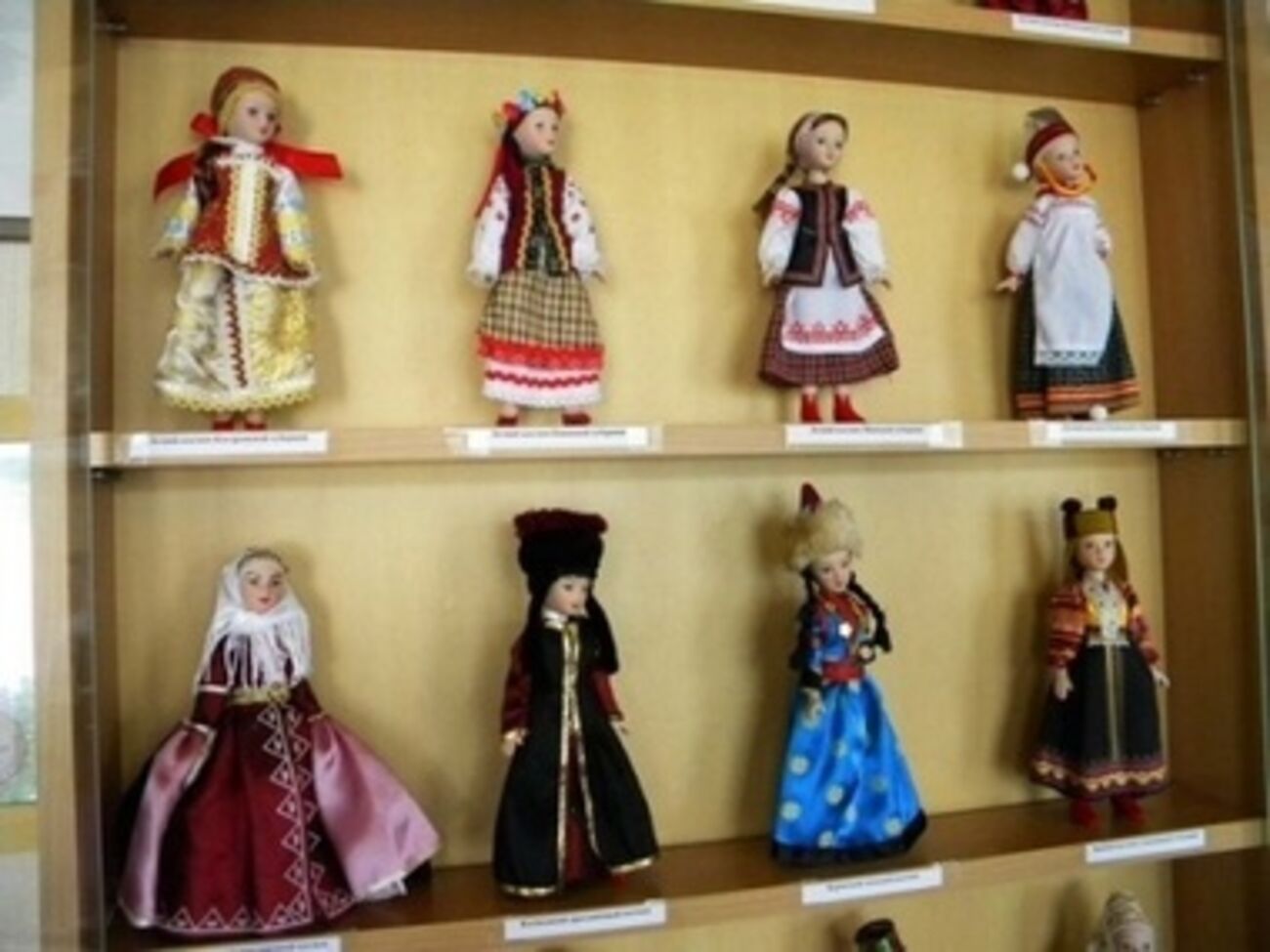 Посольства иностранных государств организуют выставку и продажу блюд национальной кухни, одежды, бытовой техники, электроники и разнообразных сувениров