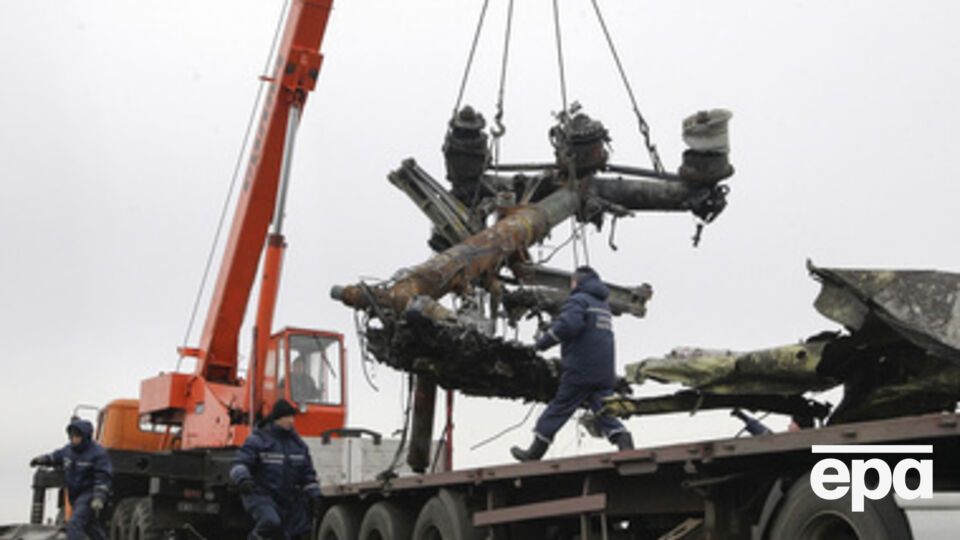 В общей сложности экспертам удалось собрать 650 куб. м обломков авиалайнера