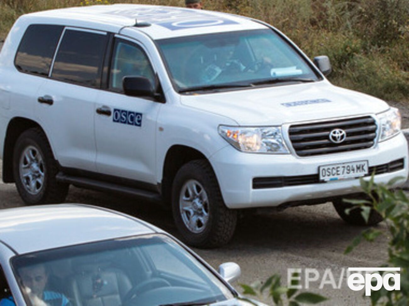 Автомобиль миссии ОБСЕ попал под обстрел