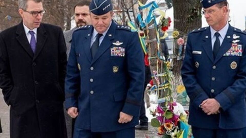 Генерал Бридлав почтил память погибших на Майдане
