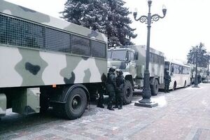 Под Радой стоят автобусы с силовиками