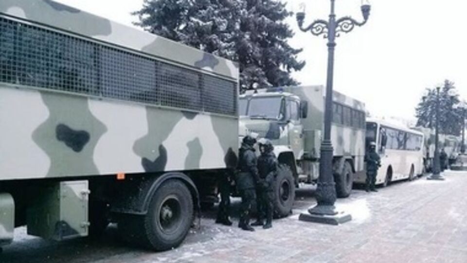 Под Радой стоят автобусы с силовиками